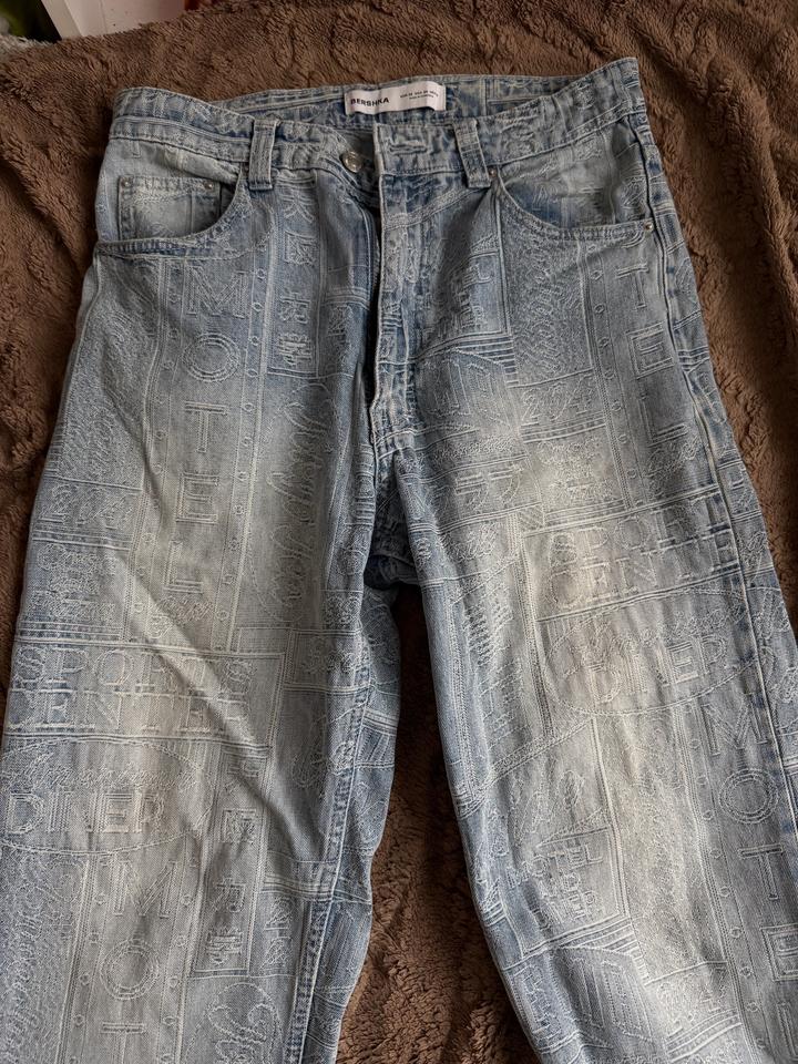 Голубые джинсы Bershka
