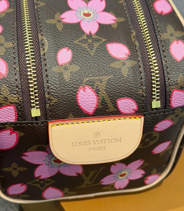 косметичка lv