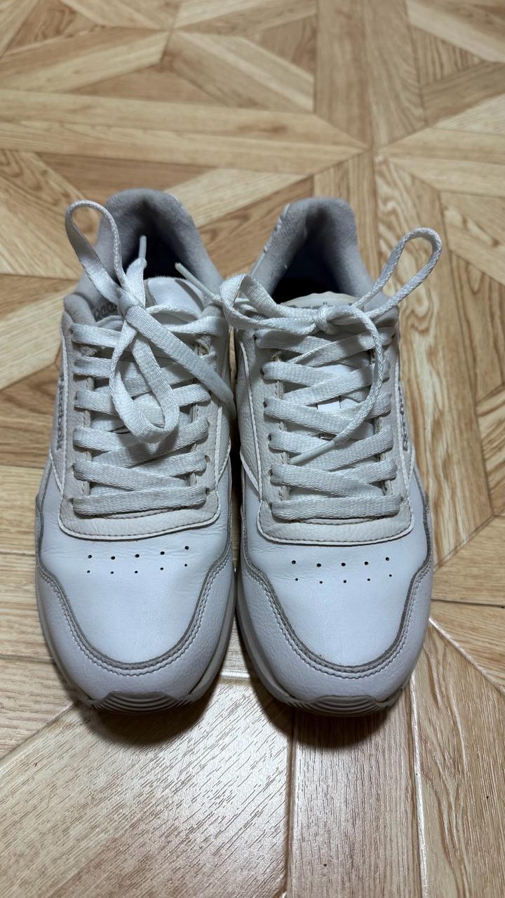 Белые кроссовки Reebok