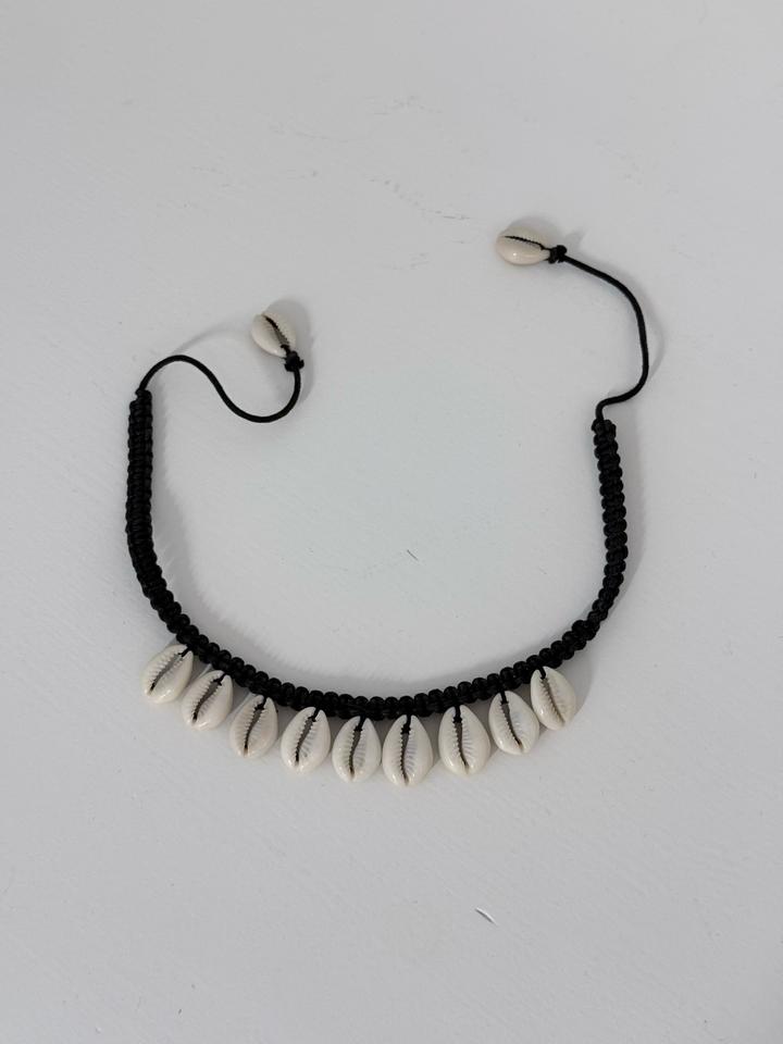 Чокер из ракушек каури