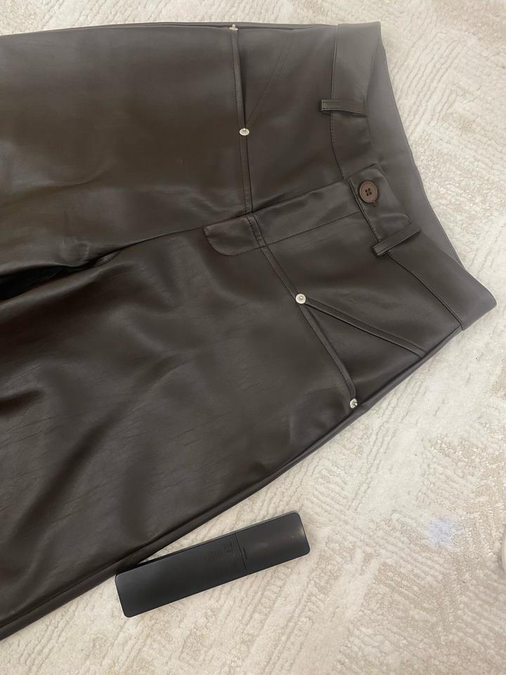 Брюки из экокожи, корсет на завышенной.