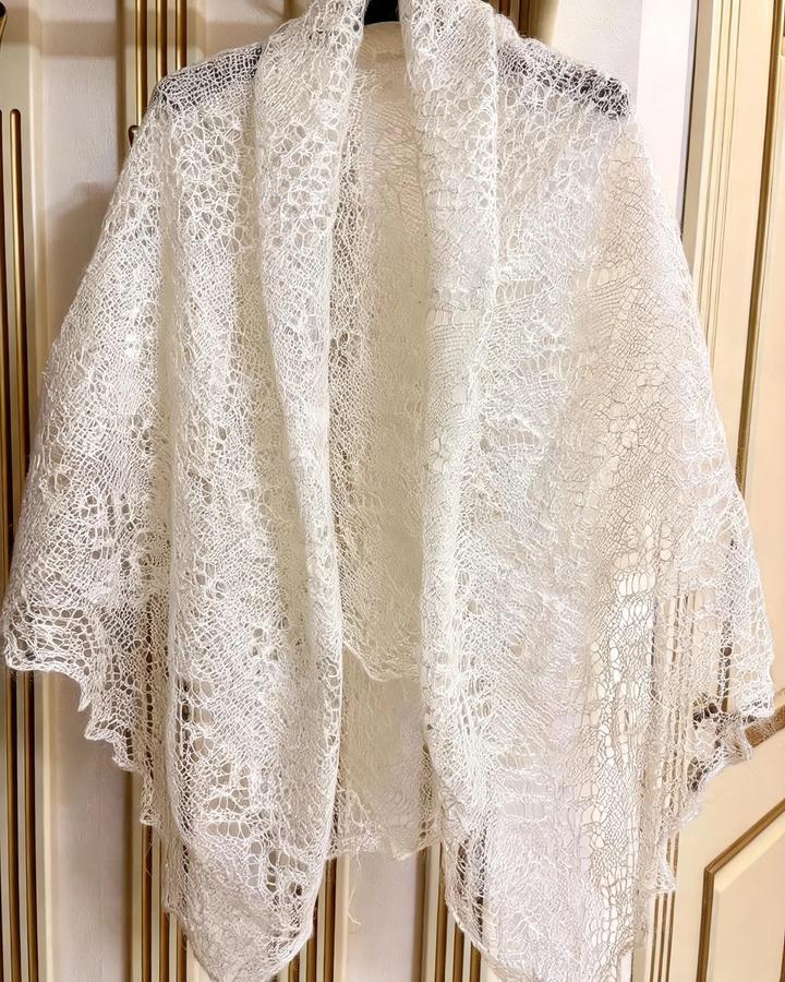 Пуховый, ажурный оренбургский платок