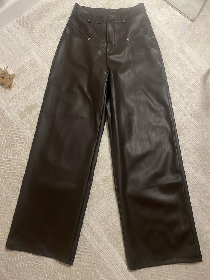 Брюки из экокожи, корсет на завышенной.