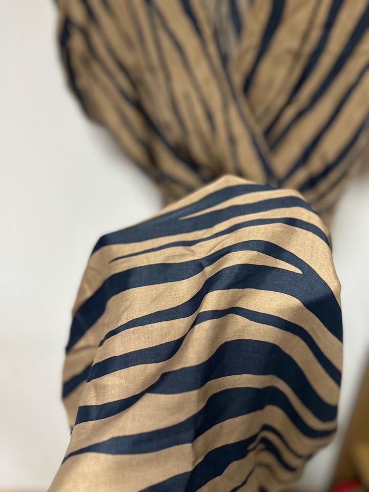 Эффектное платье в карамельно-синей палитре