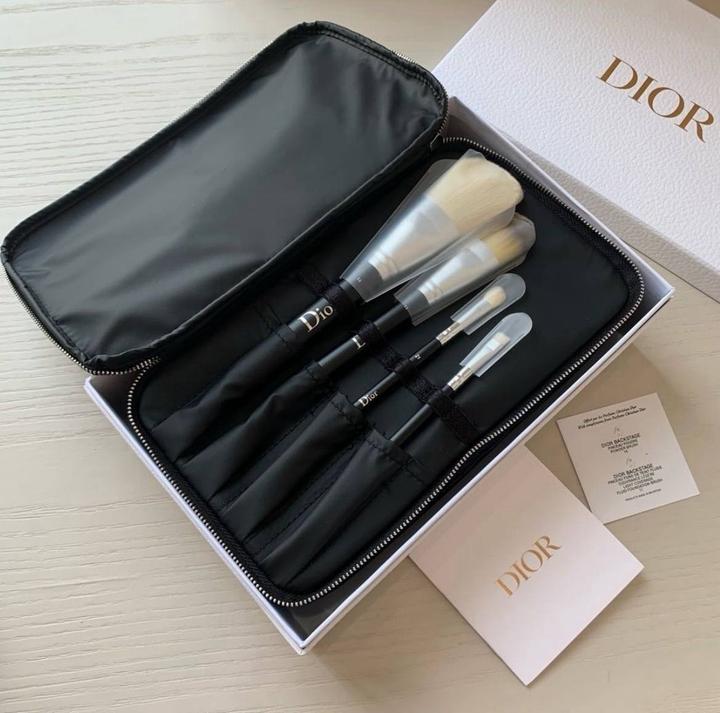 Кисти и косметичка Dior Backstage