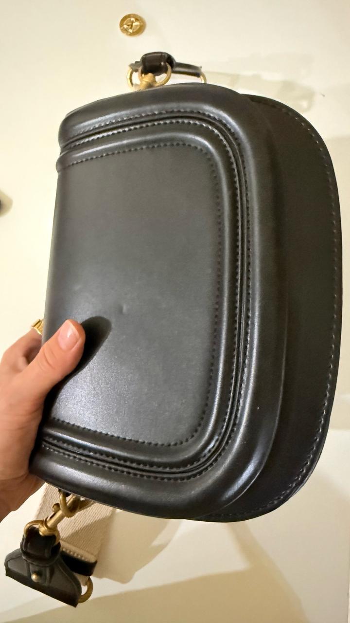 Стильная черная сумка-седло (Saddle Bag) с широким ремнем. Тренд 2026