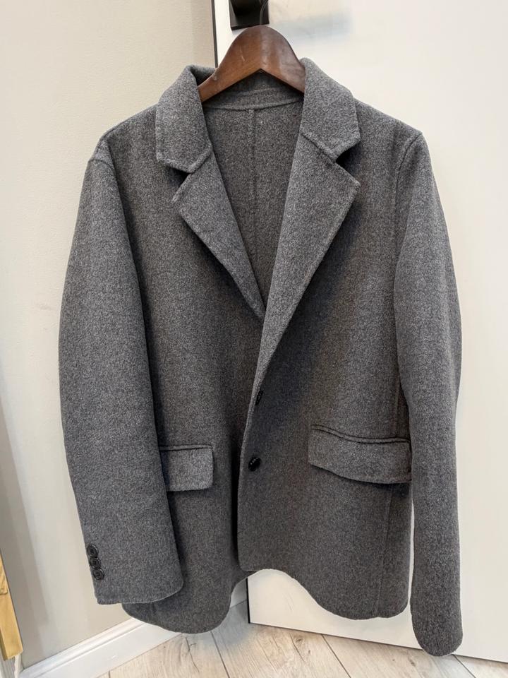 Серый пиджак