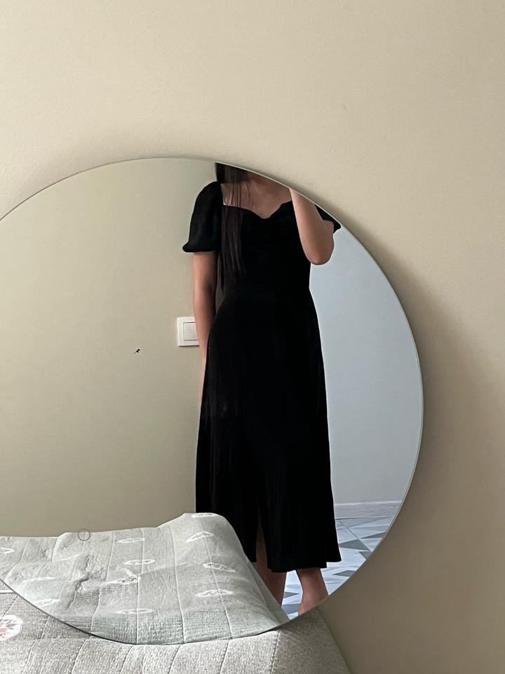 Черное платье с разрезом