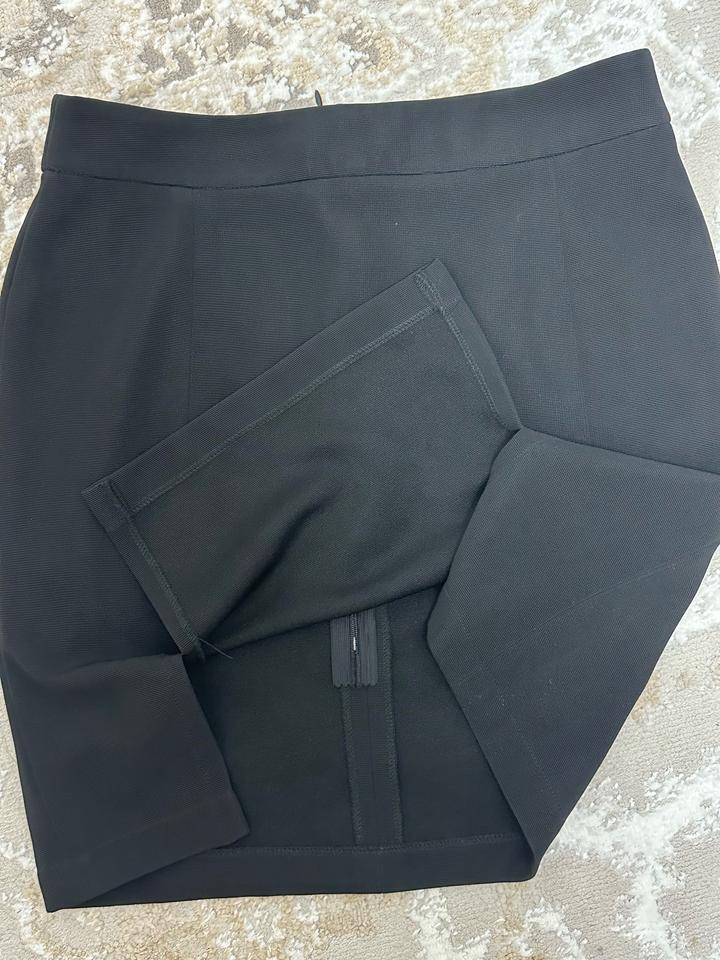 Черная мини юбка с разрезами по бокам