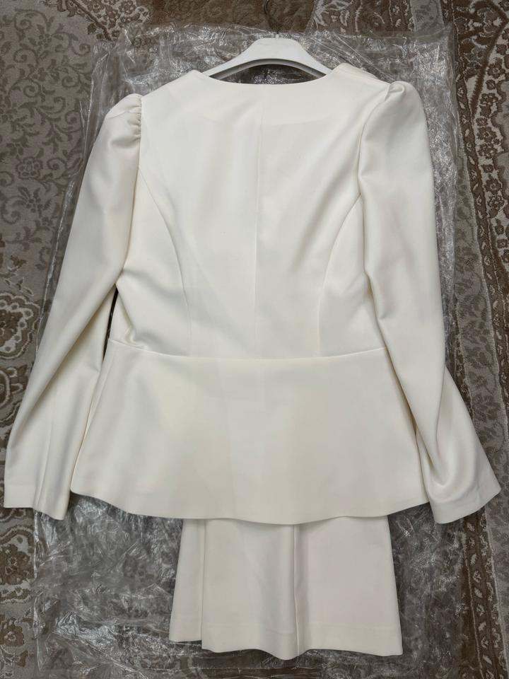женский белый классический костюм пиджак и брюки