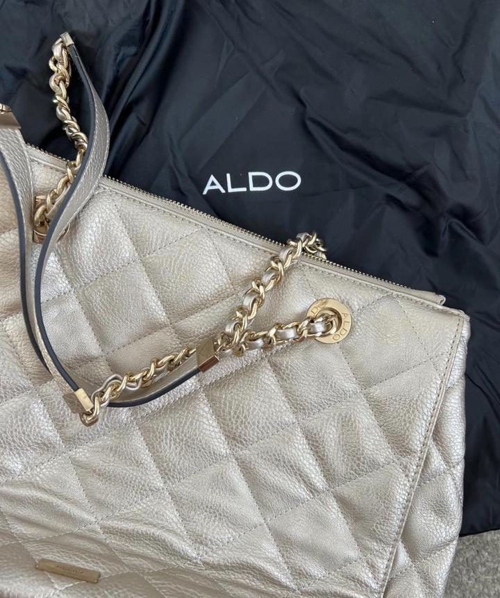 Золотистая сумка Aldo