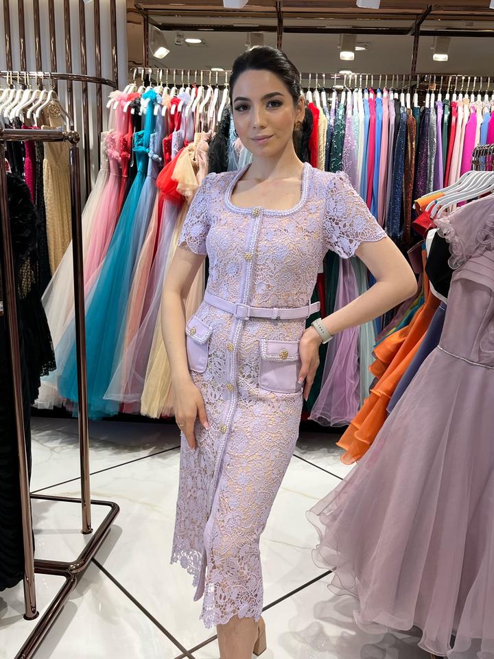 Нежное кружевное платье лавандового цвета