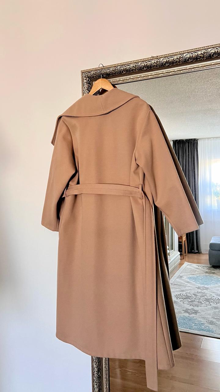Бежевое пальто фирмы Zarina