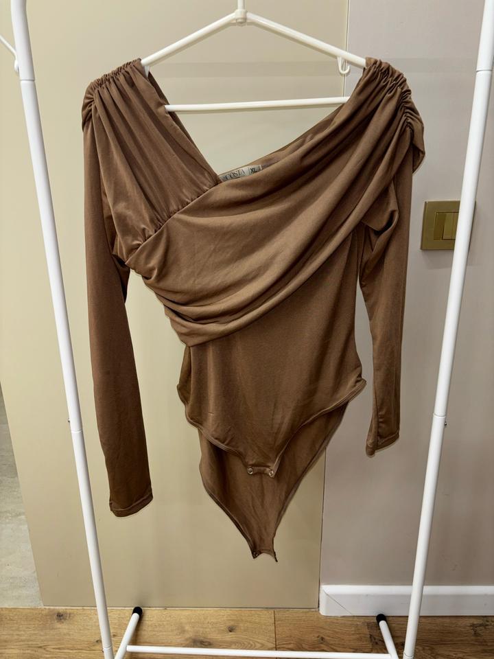 Ассиметричное боди со спущенным плечом