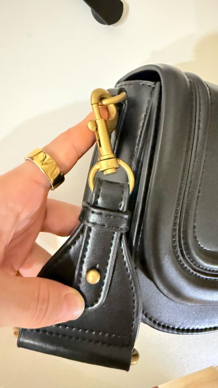 Стильная черная сумка-седло (Saddle Bag) с широким ремнем. Тренд 2026