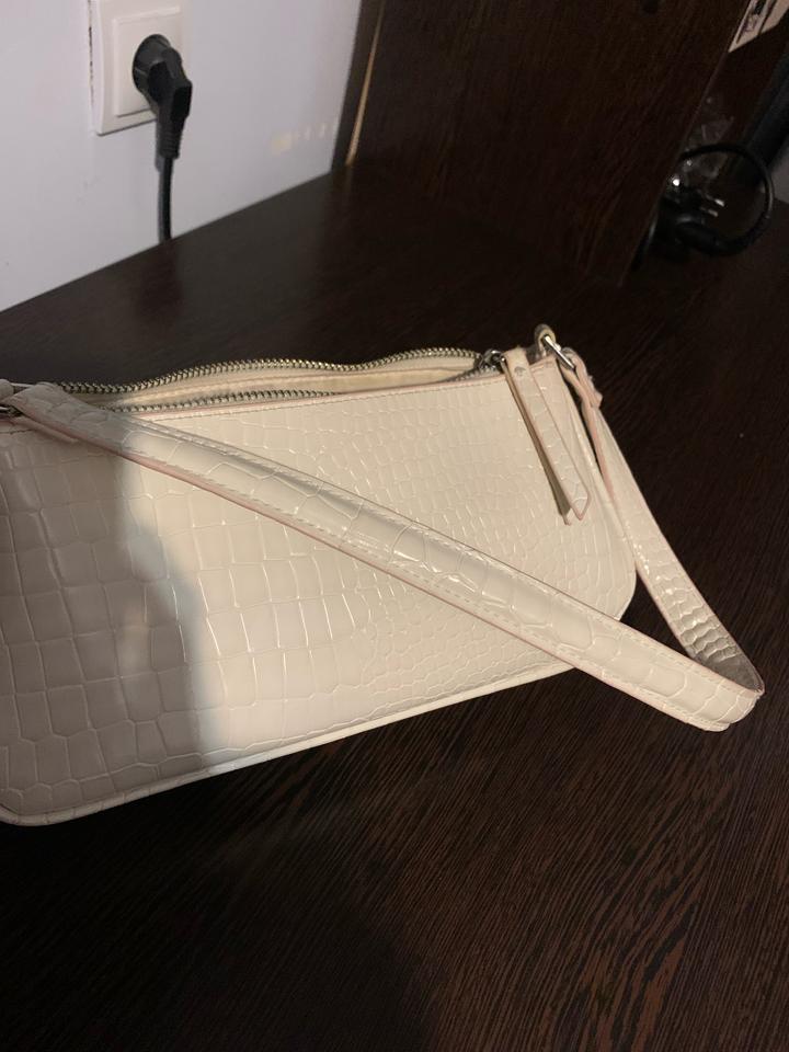 Сумка Stradivarius бежевая лаковая