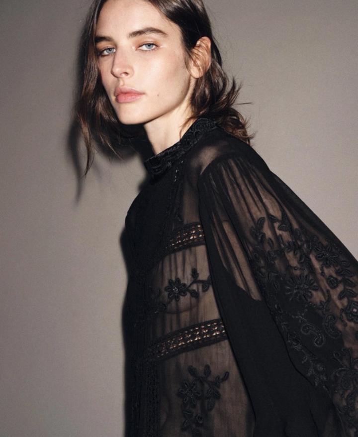 Блуза с кружевом из бархата