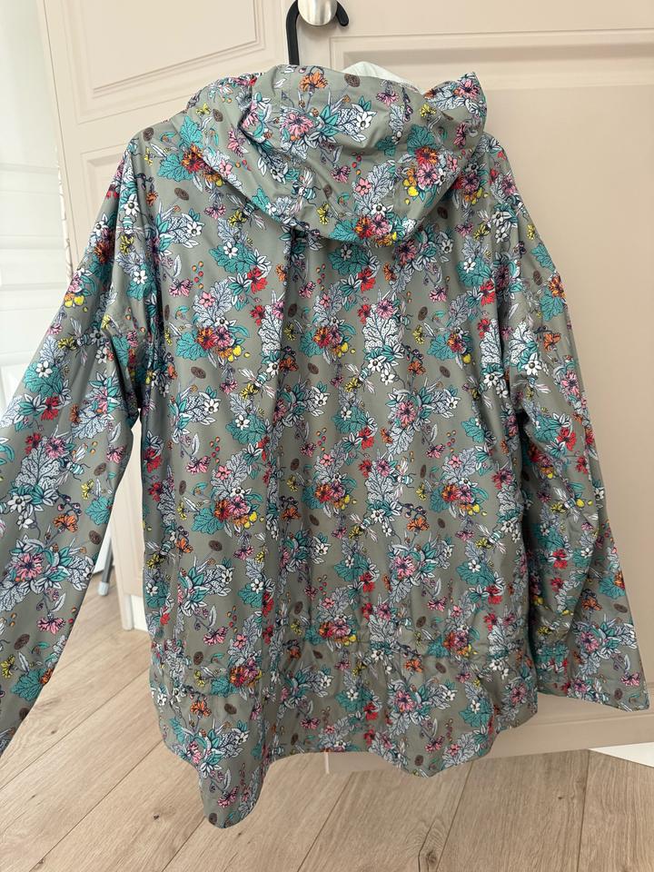 Женская куртка ветровка