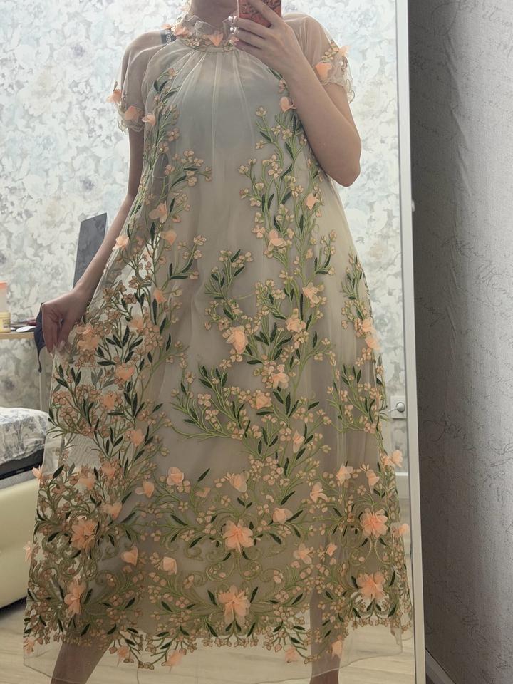 Платье Vera Moni розовое/бежевое с вышивкой