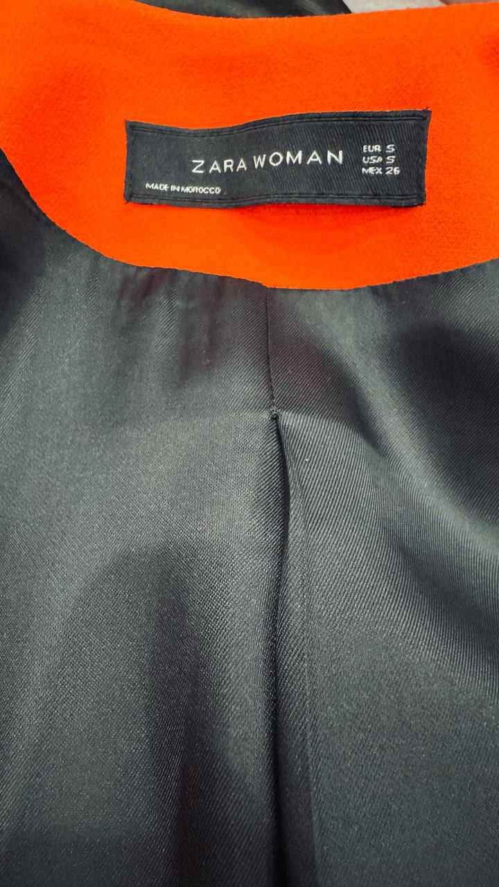 Красный пиджак на замке от Zara