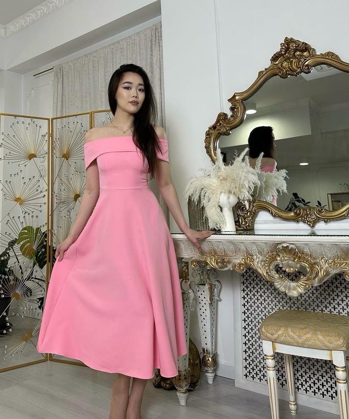 Розовое платье