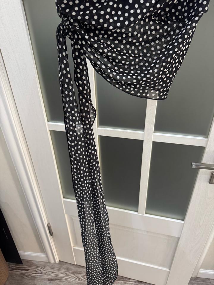 Топ на одно плечо в черно-белый горошек от Zara