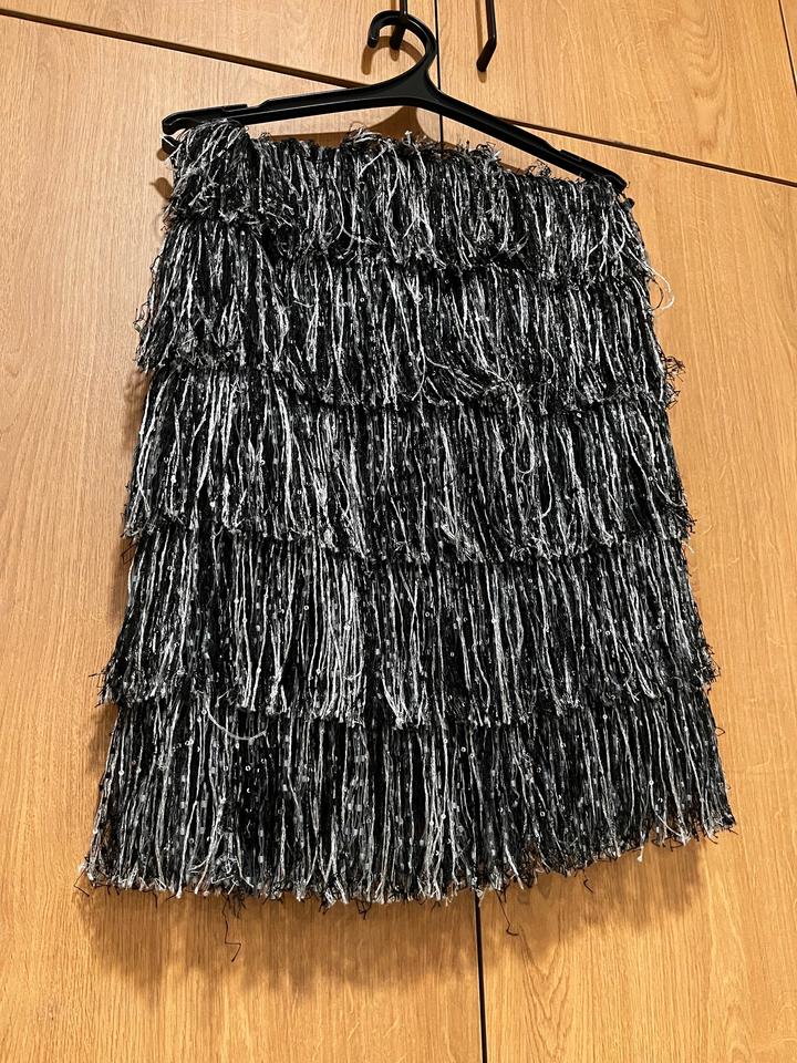 Блестящая юбка ниже колен