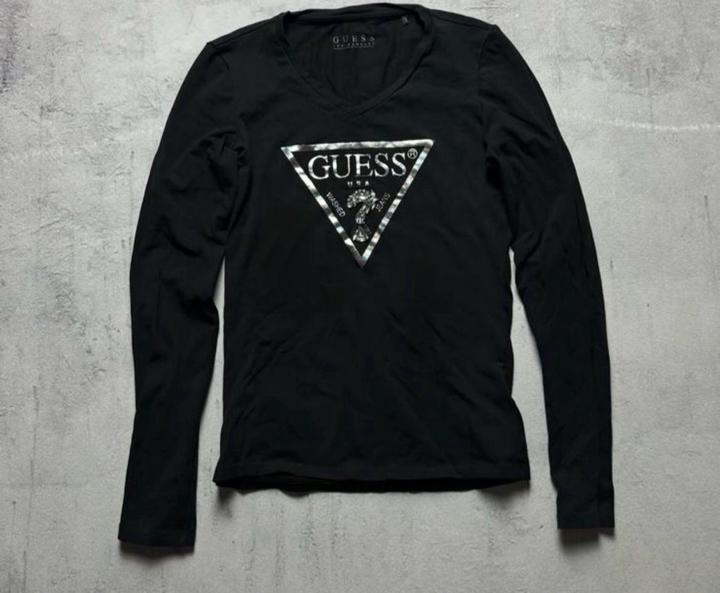 черный лонгслив GUESS