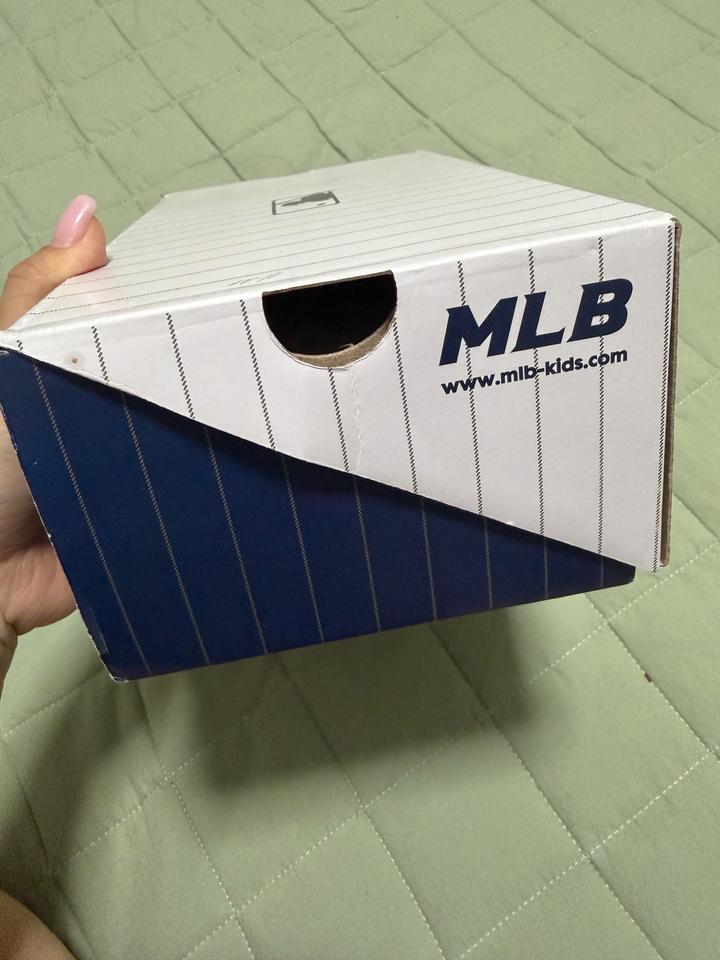 MLB сандали