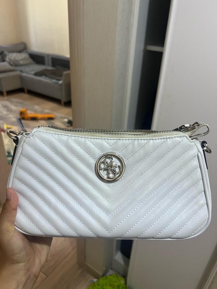 Белая сумка багет Guess