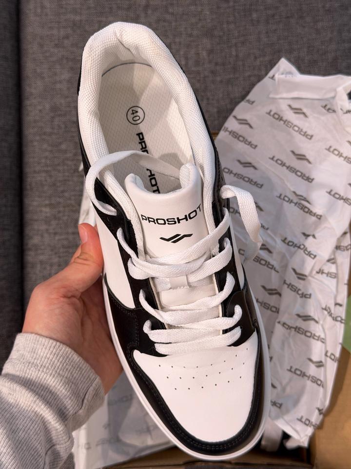 Женские кроссовки