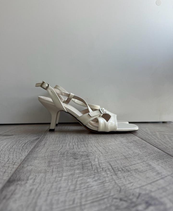 Лаковые босоножки в молочном цвете
