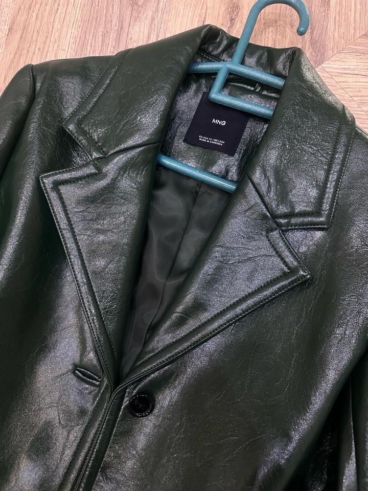 Зеленый кожаный плащ Mango