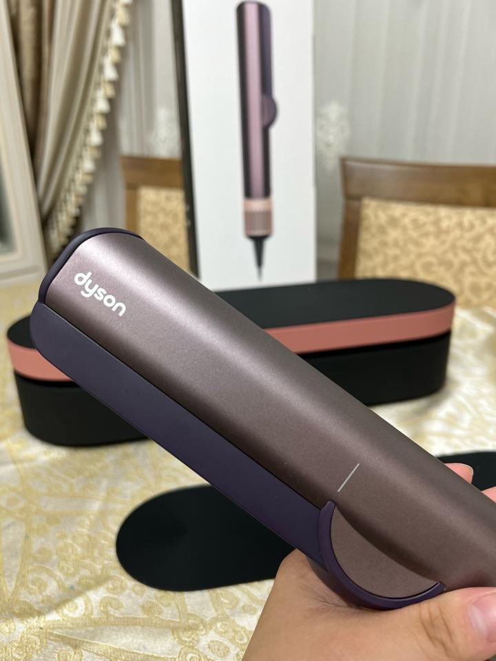 Dyson airstrait