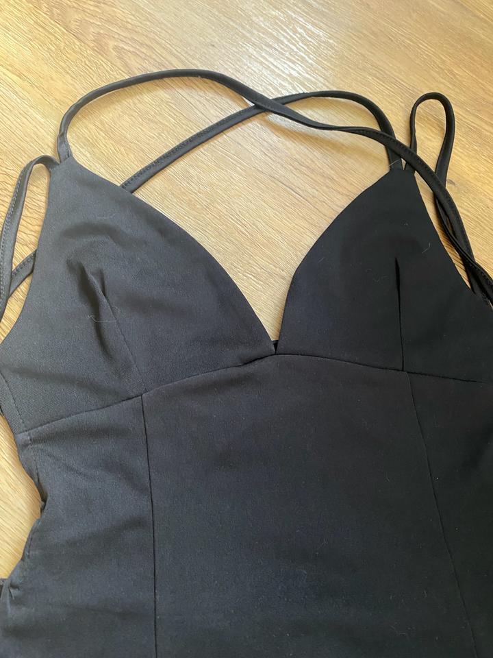 Черное мини платье с открытой спиной