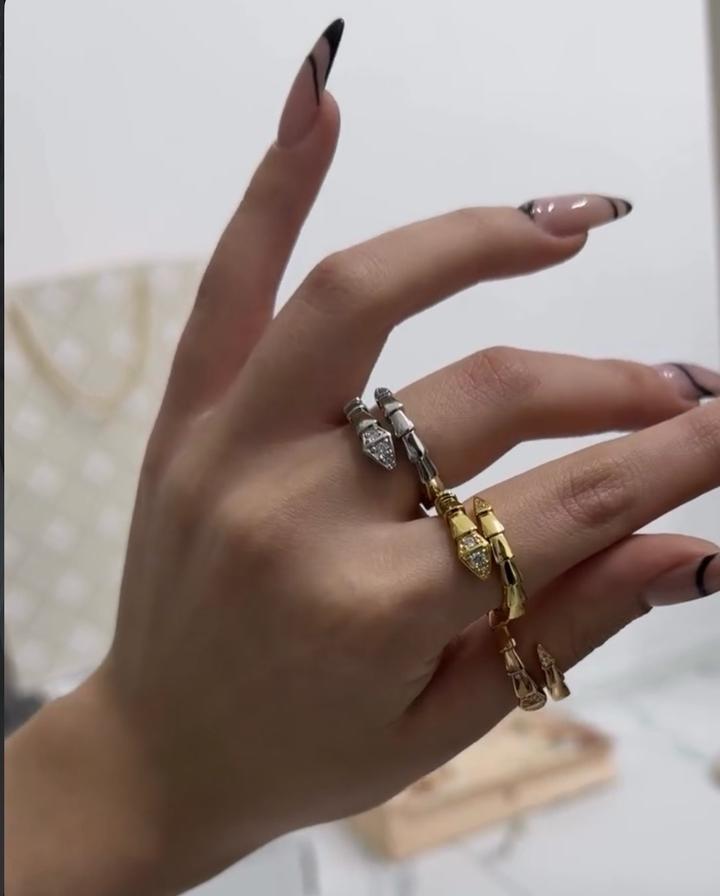 Серьги и кольцо Bvulgari в желтом золоте