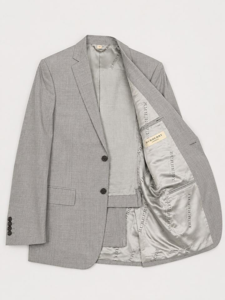 Серый костюм Burberry