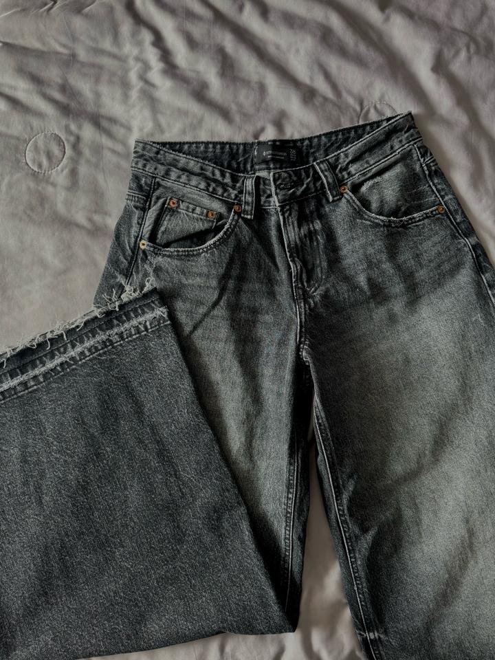 серые джинсы stradivarius