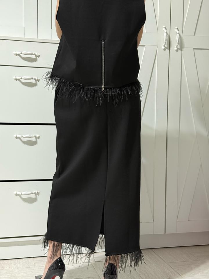 Черная двойка с перьями