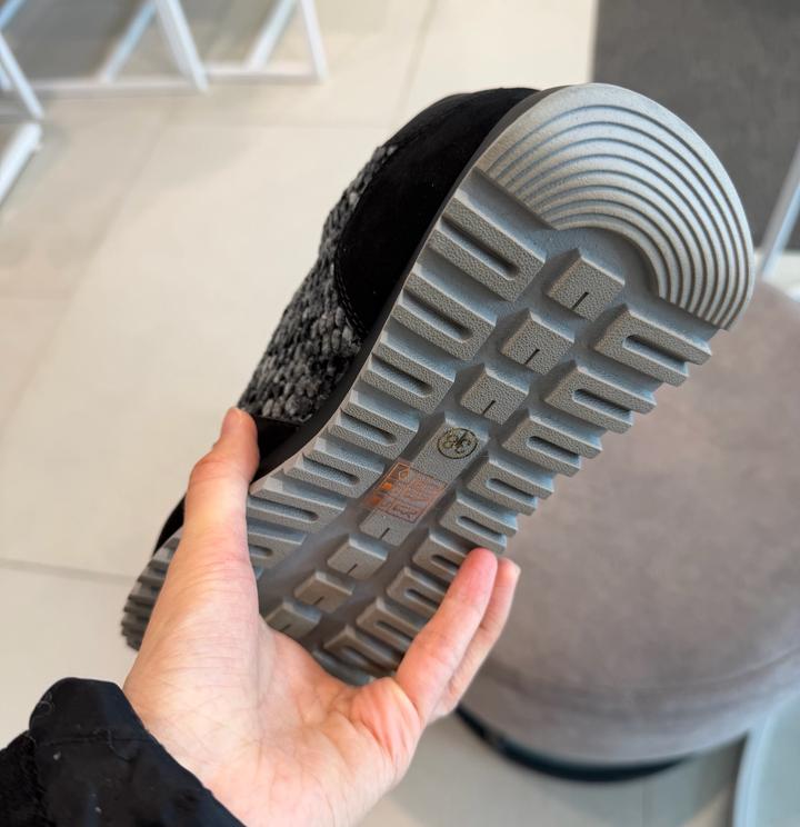 Женские кроссовки