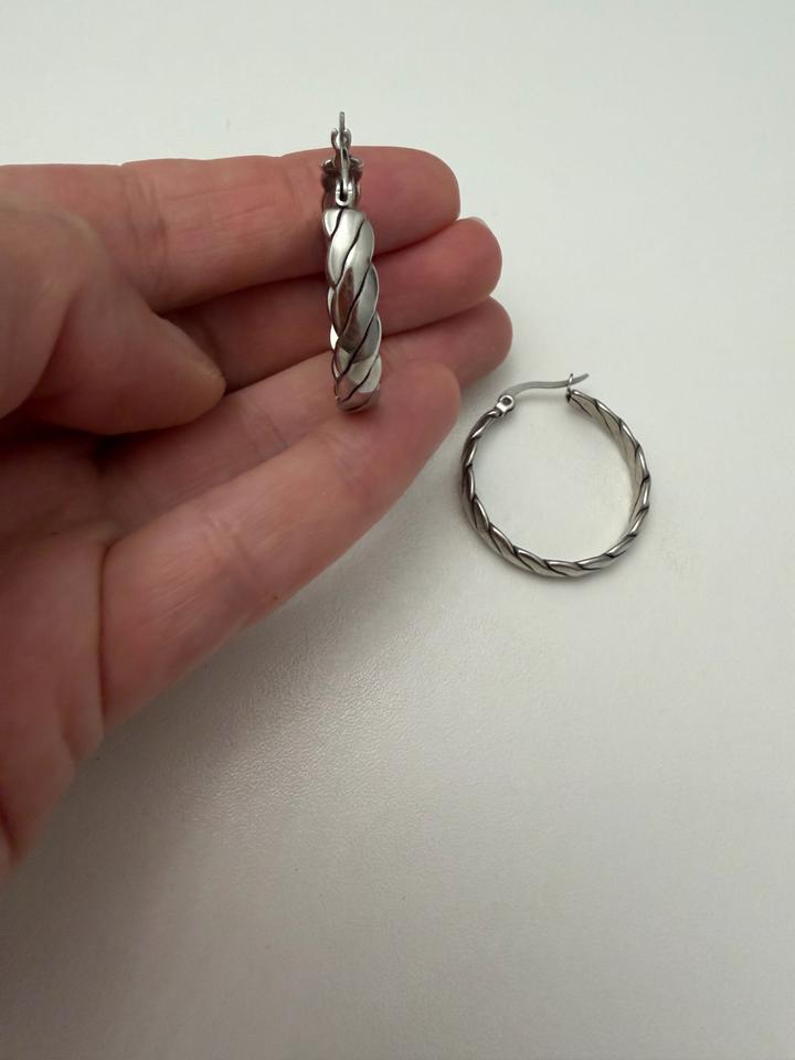 Серьги -кольца.