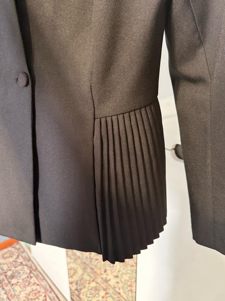 Чёрный пиджак