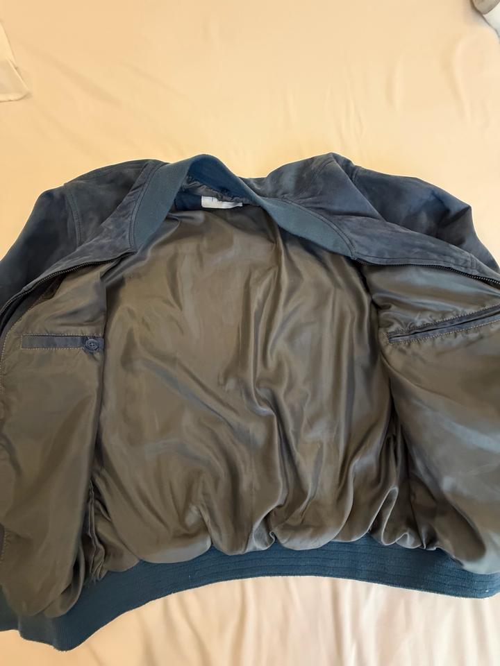 Бомбер из натуральной замши