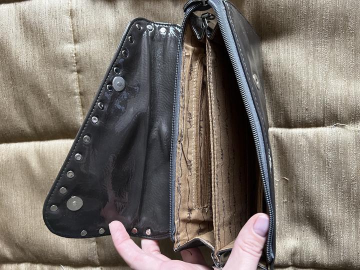 Серый клатч Mango