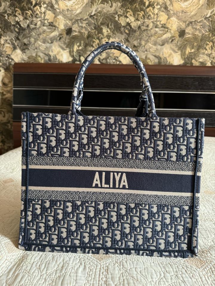 Medium Dior Book Tote для Алии