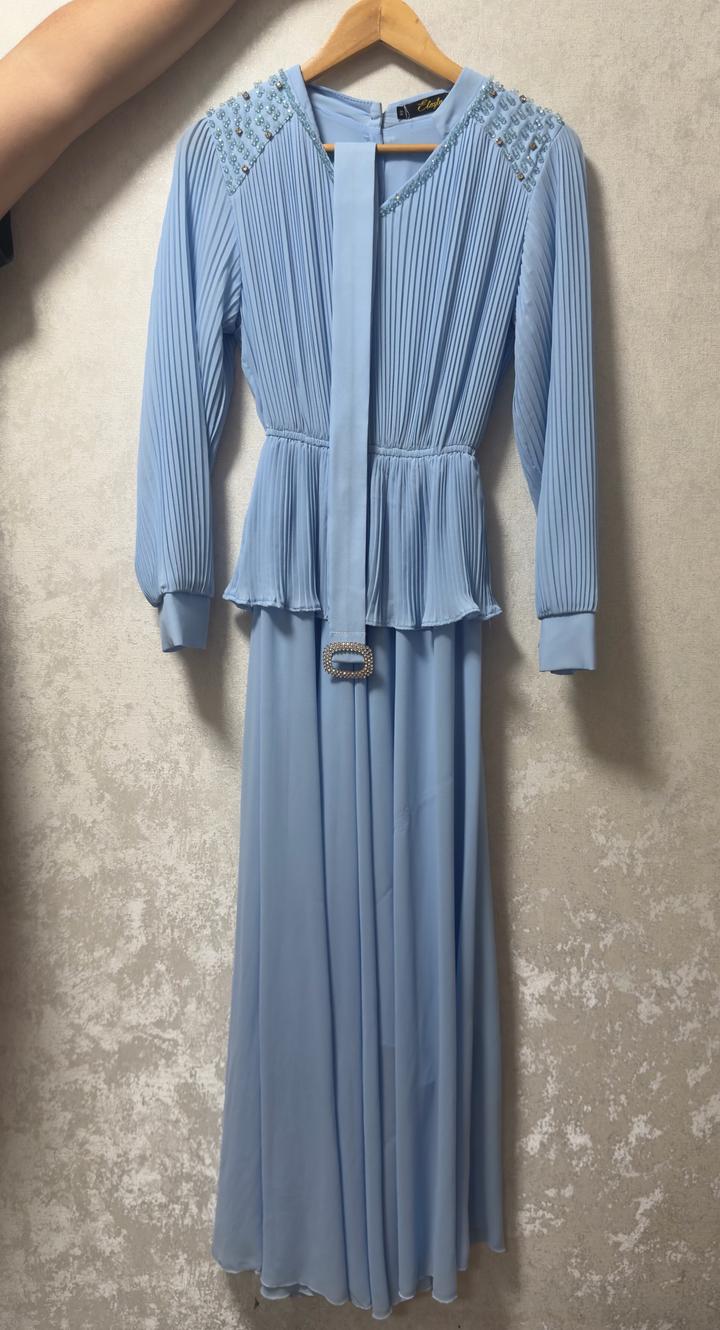 Платье с поясом.