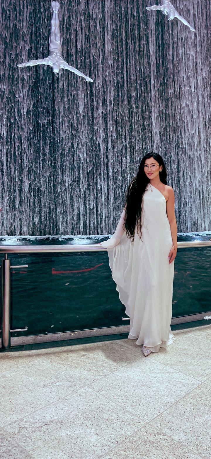 Белое платье в пол на одно плечо брала в chia.kz очень красивое блестит