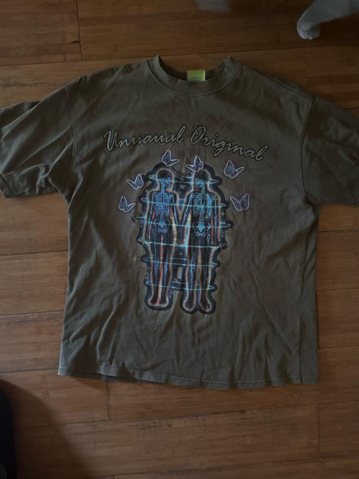 Модная футболка с интересным принтом