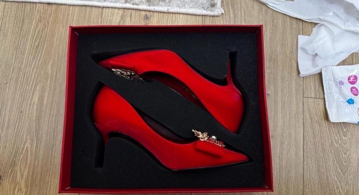 Красные туфли шпильки