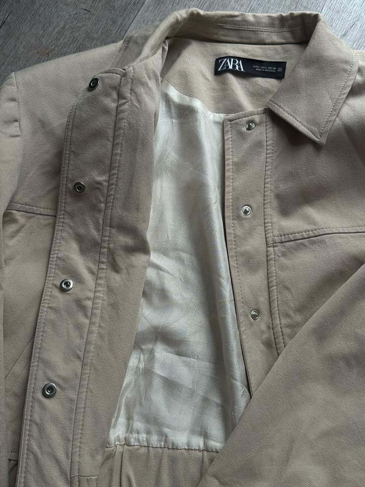 Бомбер от Zara